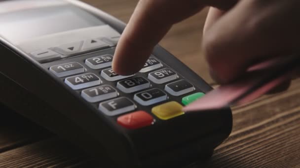 Рука перериває кредитну картку на POS-терміналі — стокове відео