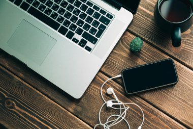 Modern ahşap masa üzerinde açık dizüstü bilgisayar ile işyeri