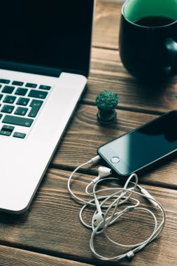 Modern ahşap masa üzerinde açık dizüstü bilgisayar ile işyeri