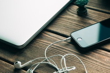 Modern ahşap masa üzerinde açık dizüstü bilgisayar ile işyeri