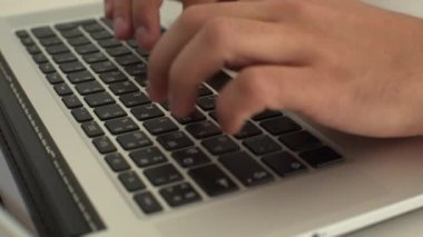 Laptop ile çalışan adam ahşap masanın üzerine yerleştirilen