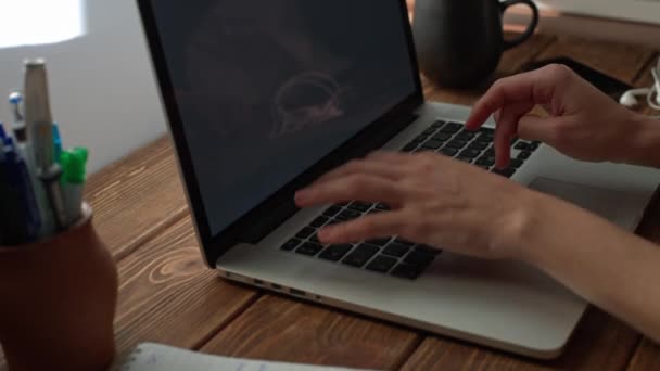 Kvinna som arbetar med bärbar dator placeras på trä skrivbord — Stockvideo