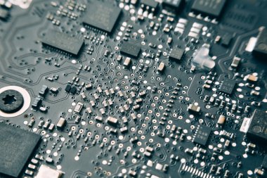 elektrik bileşenleri ile baskılı devre kartı.