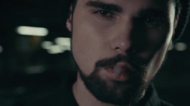 genç yakışıklı adam Sigara İçilmeyen sakallı