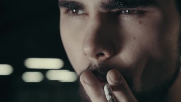 Jeune homme barbu beau fumant cigarette — Video