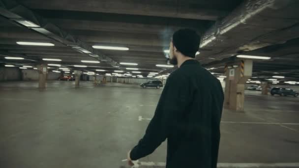 Bellissimo uomo va da qualche parte nel parcheggio — Video Stock