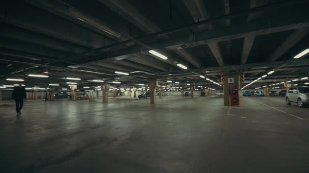 Mooie man gaat ergens in de parkeerplaats — Stockvideo