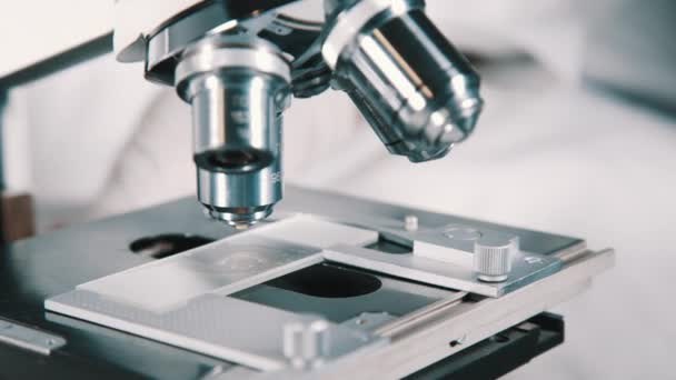 Scientifique utilisant un microscope en laboratoire