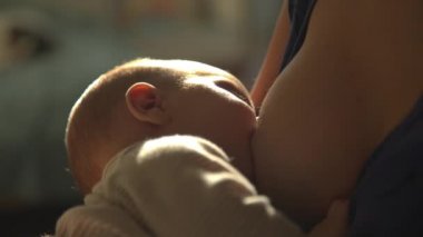 Anne bebeğini emziriyor.