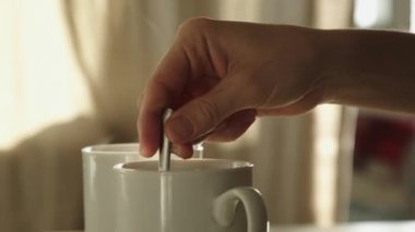 Sıcak içecek fincanla