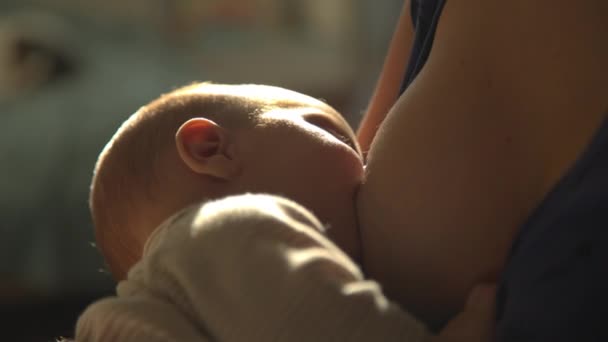 Мать кормит ребенка грудью — стоковое видео