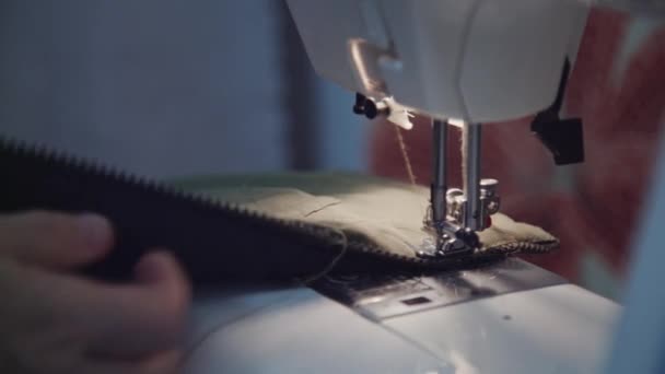 Mujer cose en la máquina de coser — Vídeo de stock