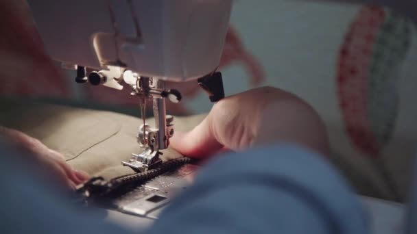 Mujer cose en la máquina de coser — Vídeos de Stock