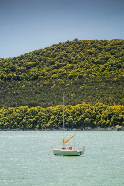 Pequeno barco à vela no lago Abrau — Fotografia de Stock