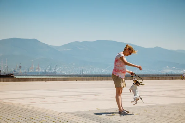 Mujer con su perro jugando Imágenes De Stock Sin Royalties Gratis