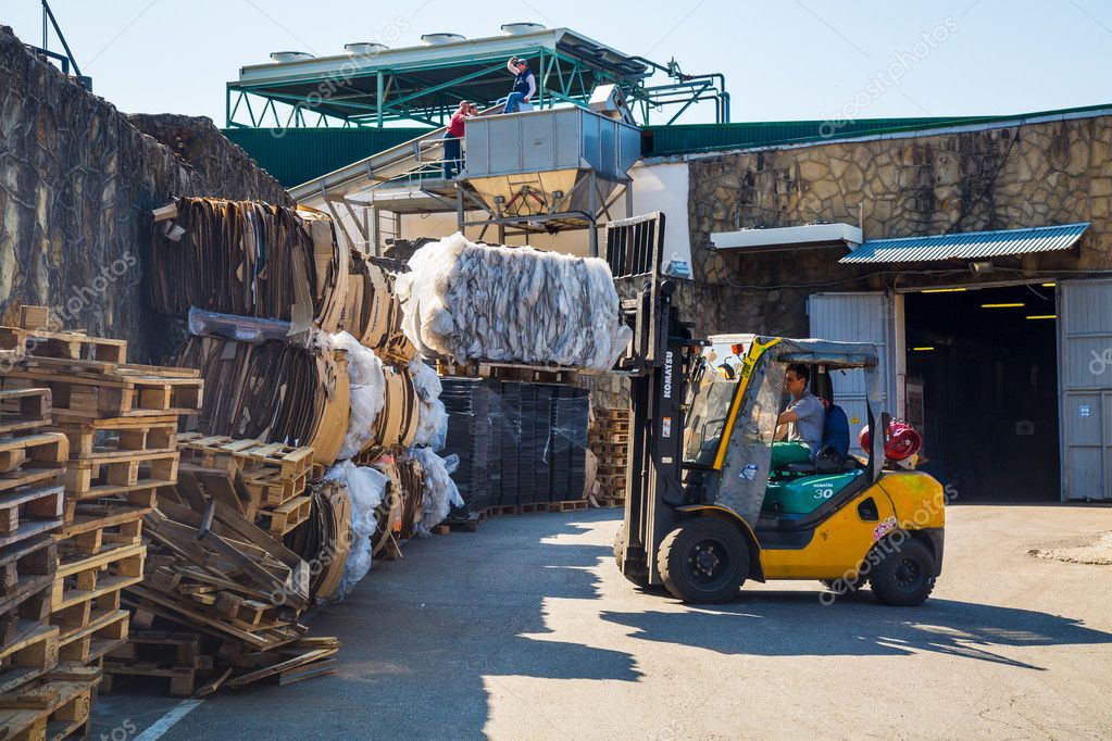 Forklift Operator Handling Wooden Pallets In Warehouse Stock Editorial Photo C Kkolosov 89295384