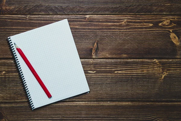 Notitieboekje met pen en koffie op oude houten tafel — Stockfoto