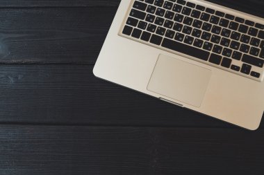 Modern ahşap masa laptop