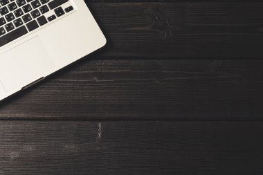 Modern ahşap masa laptop