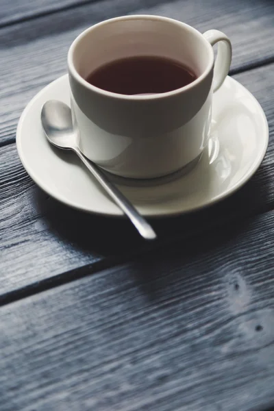 Tasse Tee auf Holztisch — Stockfoto