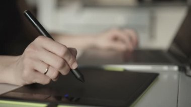 kadın tasarımcı grafik tablet üzerinde çizer