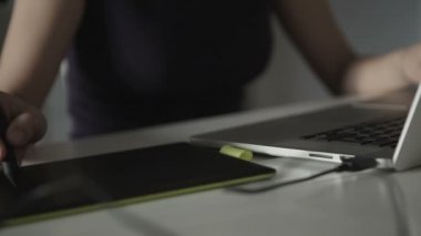 kadın tasarımcı grafik tablet üzerinde çizer