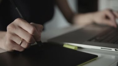 kadın tasarımcı grafik tablet üzerinde çizer