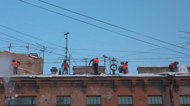 Εργαζομένων να καθαρίσετε την οροφή από χιόνι — Αρχείο Βίντεο