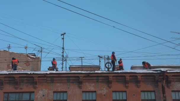 노동자 눈에서 지붕 청소 — 비디오