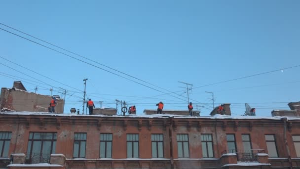 Arbetstagare rent taket från snö — Stockvideo