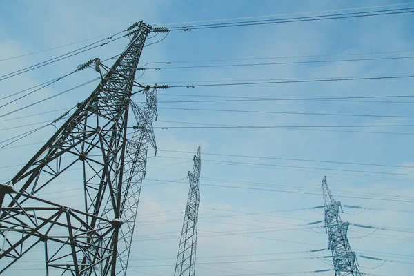 Grandes linhas de energia gelada entre o inverno . — Fotografia de Stock