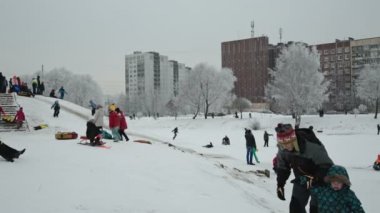 hafta sonu çocuklar parkta bir kar tepeden aşağı slayt