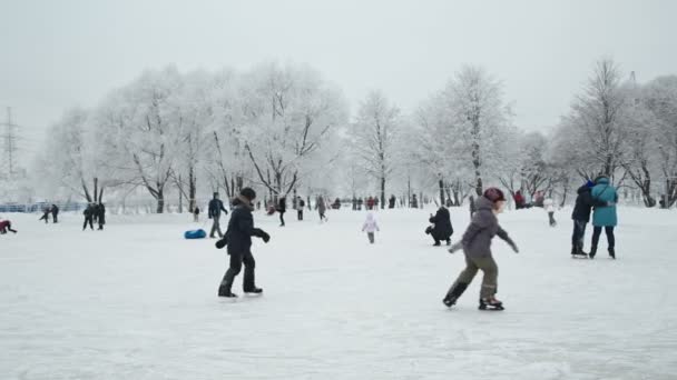 週末は公園で子供スケート — ストック動画