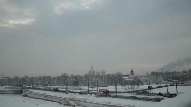 View of the winter city, under overcast clouds — Stock Video