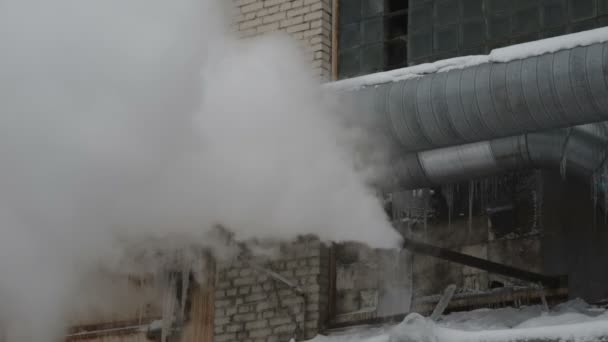 Budownictwo przemysłowe, steam z rury — Wideo stockowe