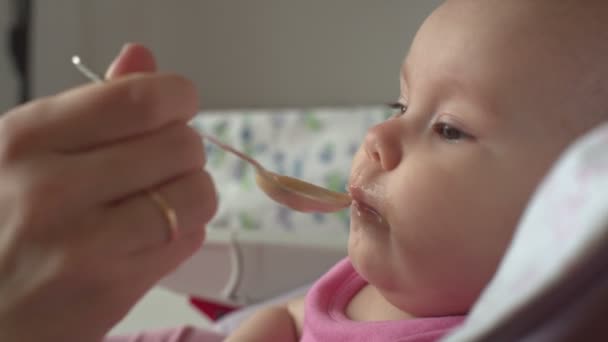 Madre alimentando al bebé con comida — Vídeo de stock