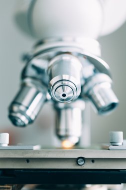 Laboratuvarda mikroskop