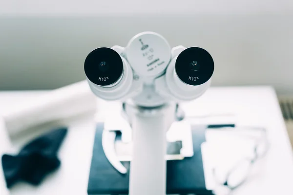 Microscopio en laboratorio — Foto de Stock