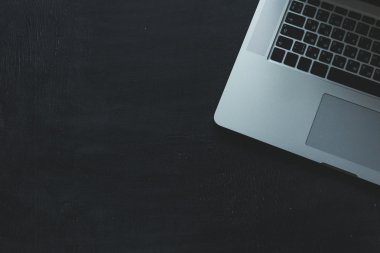 Masanın üstünde laptop