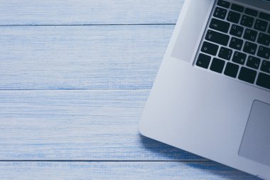 Masanın üstünde laptop