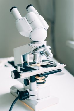 Laboratuvarda mikroskop