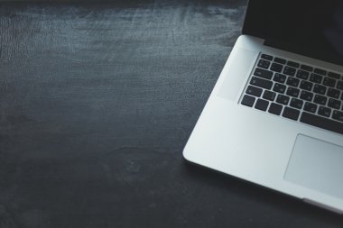 Masanın üstünde laptop