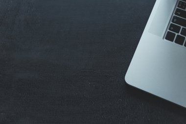 Masanın üstünde laptop