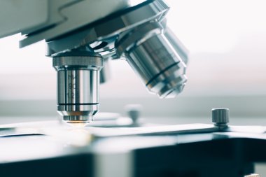 Laboratuvarda mikroskop