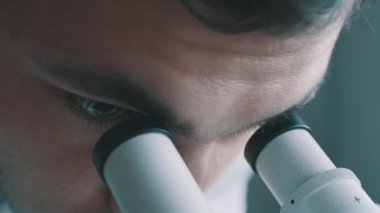 Genç doktor mikroskop arıyor