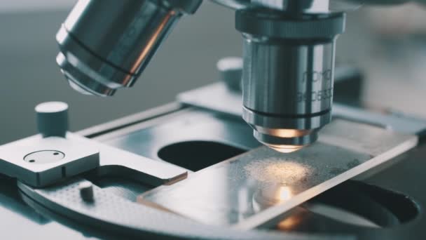 Cientista usando um microscópio em laboratório — Vídeo de Stock