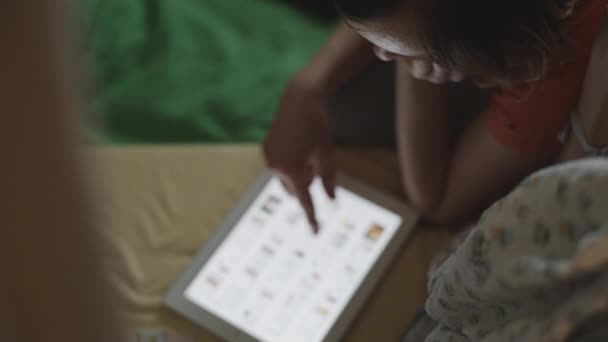 Kobieta stosująca tabletkę pc — Wideo stockowe