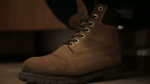Мужчина одевается и вяжет обувь — стоковое видео