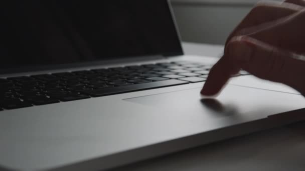 Zakenvrouw handen werken op laptopcomputer — Stockvideo