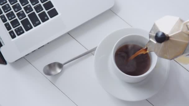 Mão perto derramando café em uma xícara — Vídeo de Stock
